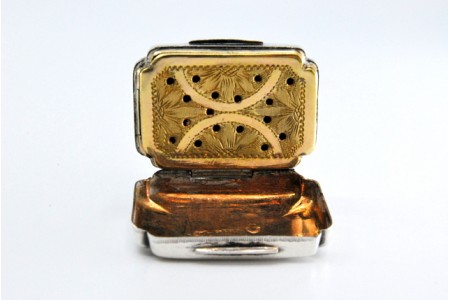 Caixa de Vinagrete em prata e ouro com gravados em ambos os lados do período de George III.